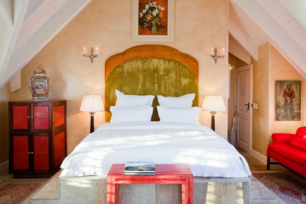 Komfortables Doppelzimmer mit elegantem Gemälde und gemütlichen Leuchten