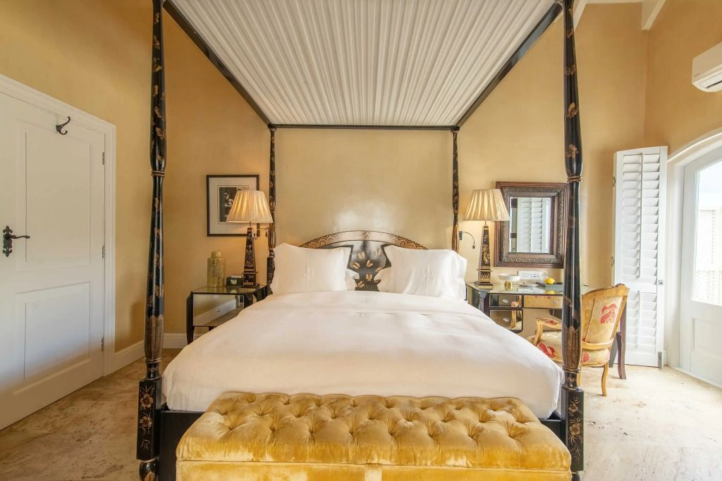 Helles Schlafzimmer mit Himmelbett und stilvoller Einrichtung