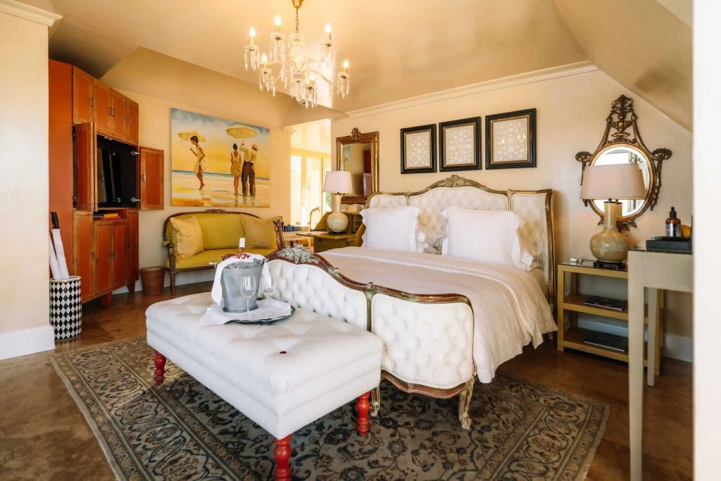 Elegantes Schlafzimmer mit klassischem Bett und Kronleuchter, warme Atmosphähre