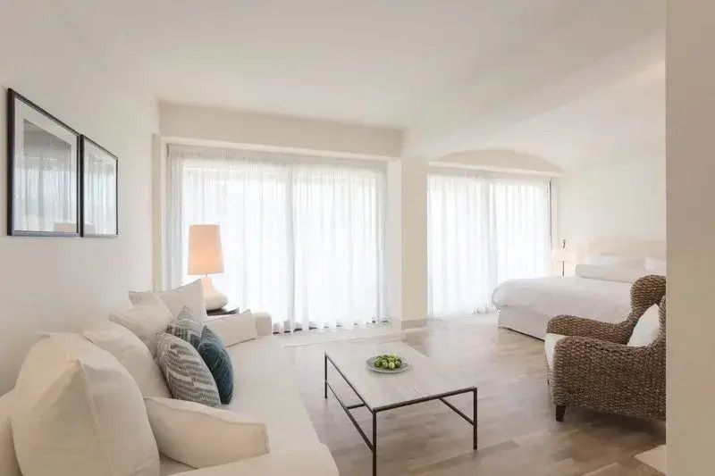Helles Wohnzimmer im Deluxe Bungalow mit stilvoller Einrichtung und großen Fenstern