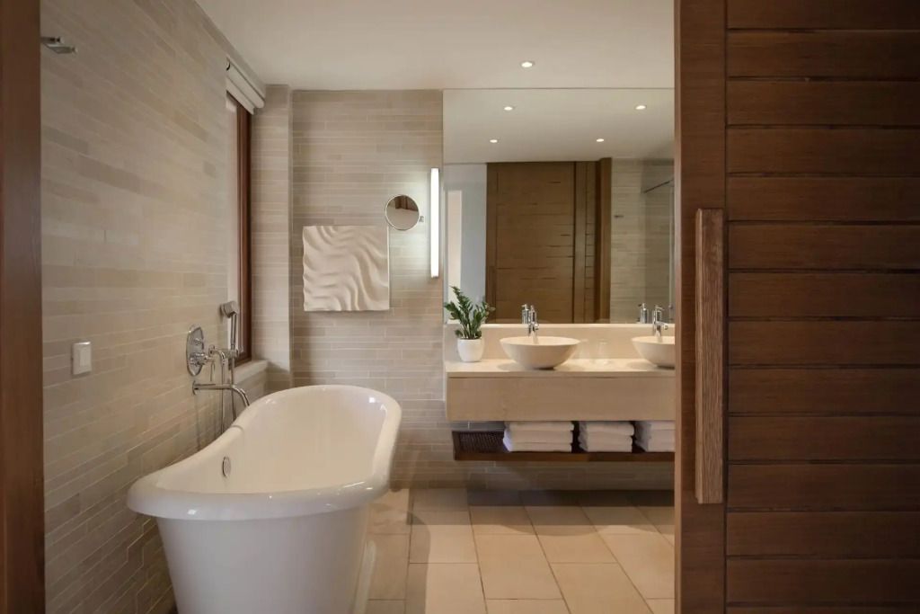 Modernes Badezimmer mit freistehender Badewanne und Doppelwaschbecken