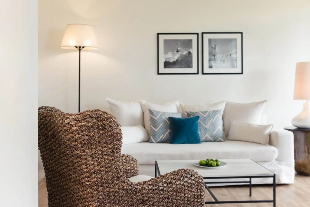 Gemütliche Sitzecke mit stilvollen Kissen und Dekoration im Deluxe Bungalow