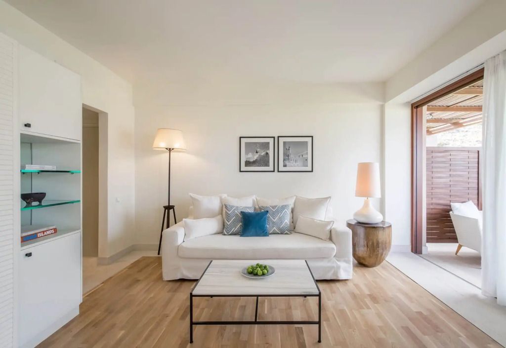 Helles und modernes Wohnzimmer mit Couch und stilvollen Akzenten