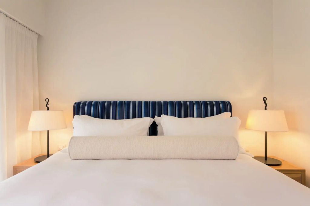 Elegantes Schlafzimmer mit edlem Bettkopfteil und komfortabler Bettwäsche
