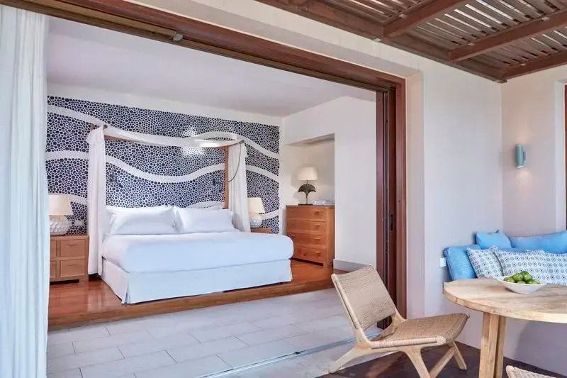 Geräumiges Schlafzimmer in einer Suite mit Kingsize-Bett und eleganten Dekorationen