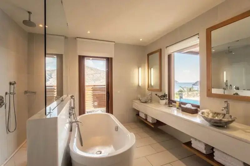 Modernes Badezimmer mit freistehender Badewanne und Panoramafenstern