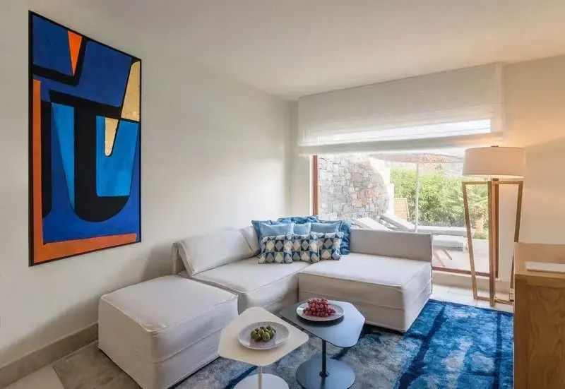 Gemütliche Sitzecke mit moderner Kunst und einem großen Fenster