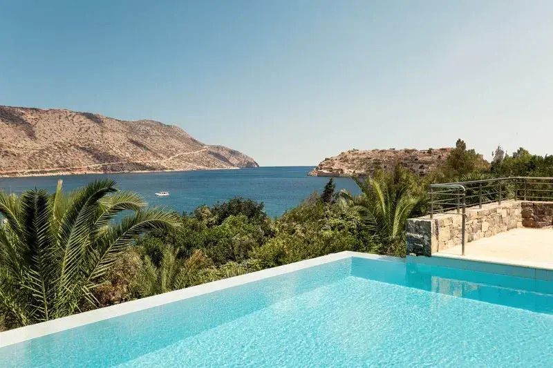 Infinity-Pool mit Ausblick auf das Meer und die umliegende Landschaft