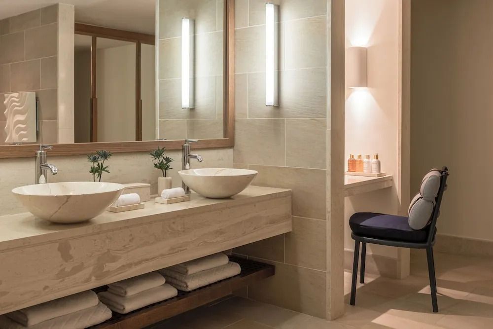 Modernes Badezimmer mit Doppelwaschbecken und stilvollem Beleuchtungskonzept