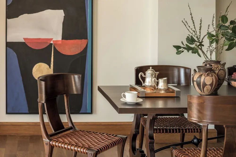 Kunstvoll eingerichtete Sitzecke mit Teeservice und modernem Kunstwerk