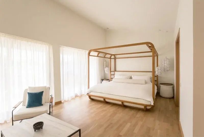 Geräumige Junior-Suite mit Himmelbett und moderner Einrichtung