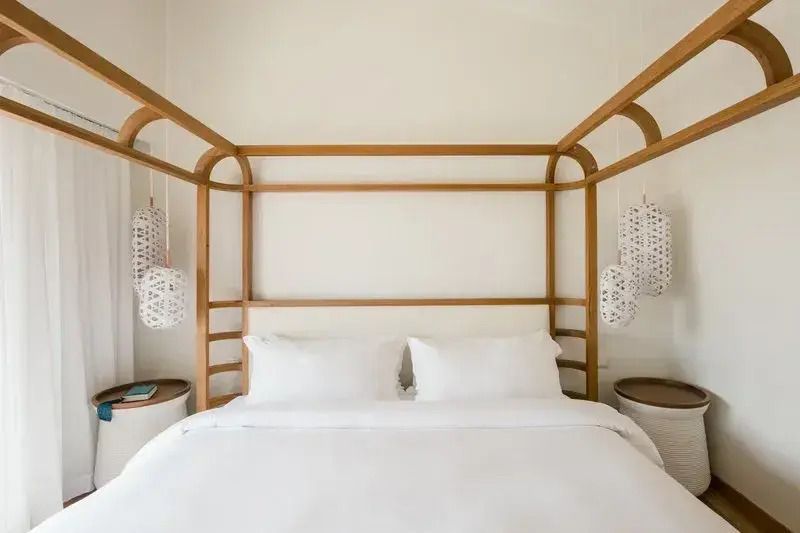 Himmelbett aus Holz in einer stilvoll eingerichteten Suite