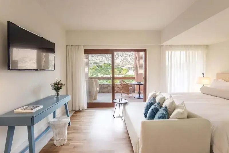 Zimmer mit Blick auf den Balkon und die Natur