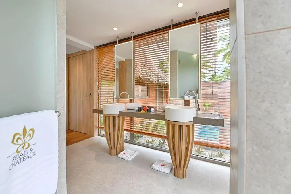Modernes Badezimmer mit Doppelwaschbecken und großen Spiegeln in der Villa.