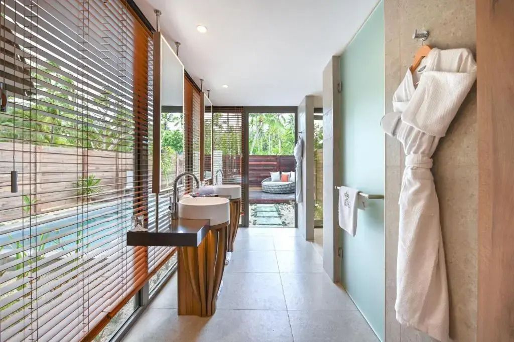 Badezimmer mit Poolblick und eleganter Ausstattung in der Villa.
