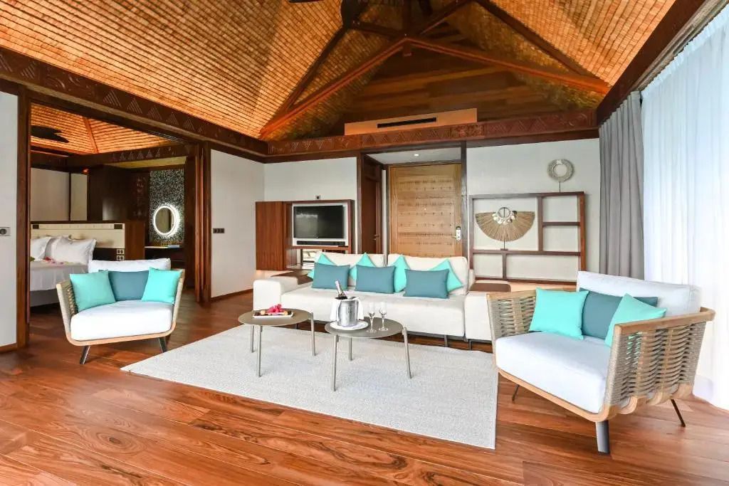 Wohnbereich der Suite mit stilvollen Möbeln und Holzelementen