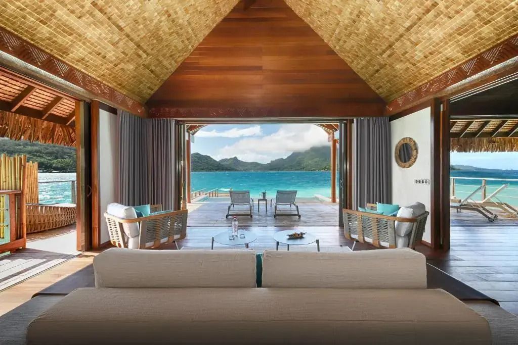 Atemberaubender Blick von der Suite auf die Lagune durch geöffnete Fenster
