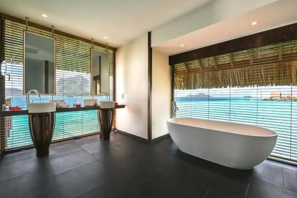 Modernes Badezimmer mit freistehender Badewanne und Meerblick
