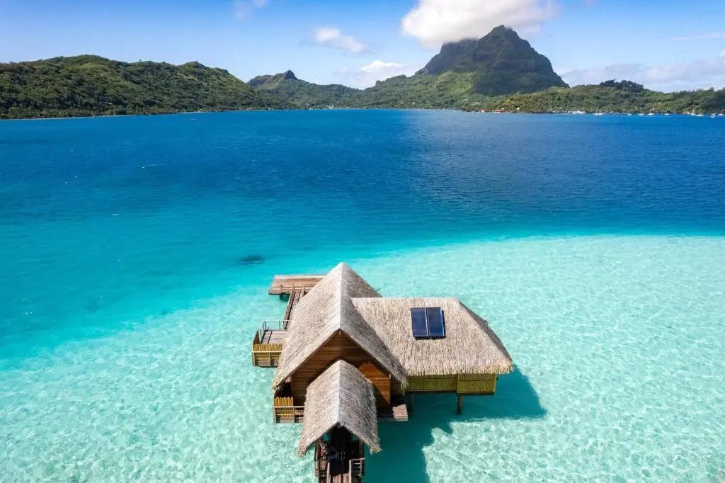 Überwasservilla mit Pool und Blick auf Bora Bora Lagune und Berge