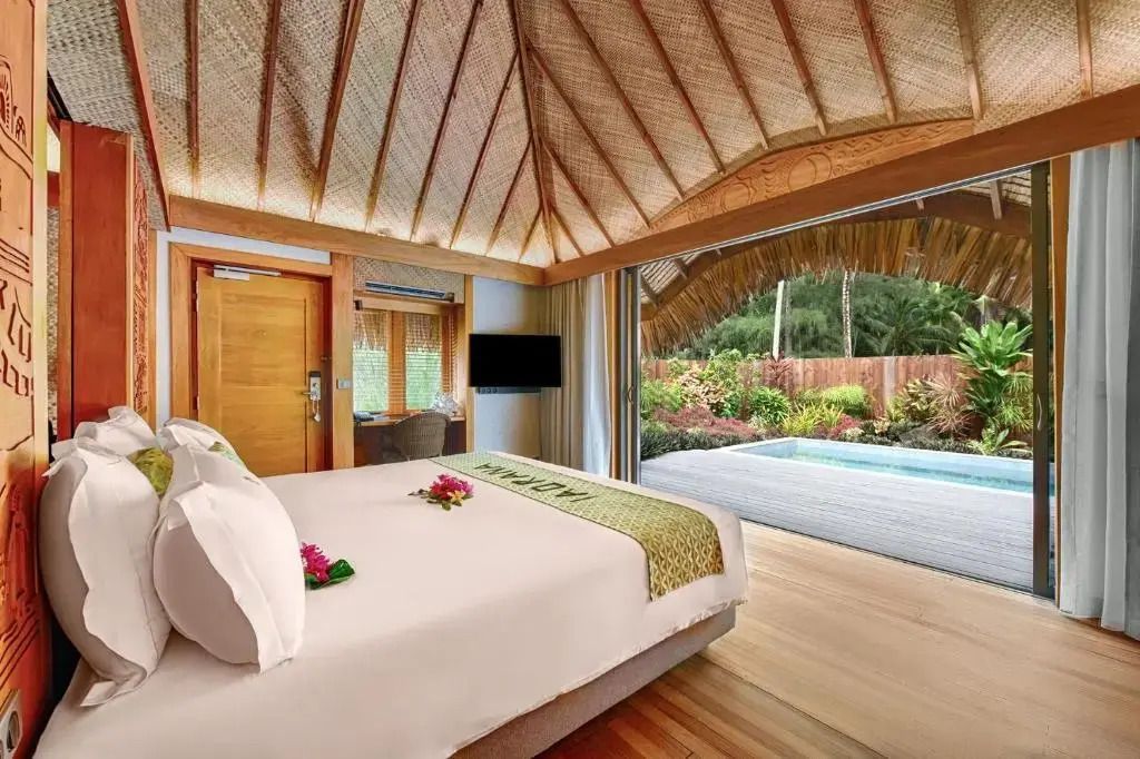 Geräumiges Schlafzimmer mit Blick auf privaten Pool und Garten