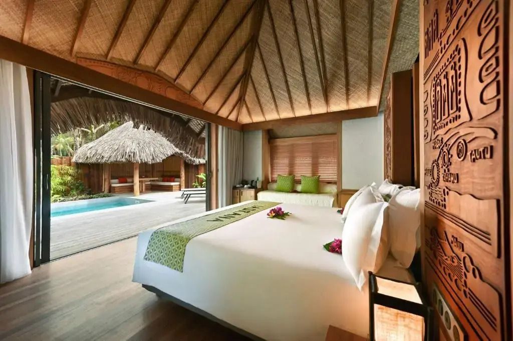 Elegantes Schlafzimmer mit direktem Zugang zum privaten Poolbereich