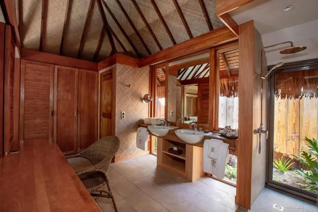 Modernes Badezimmer mit Doppelwaschbecken und Holzelementen