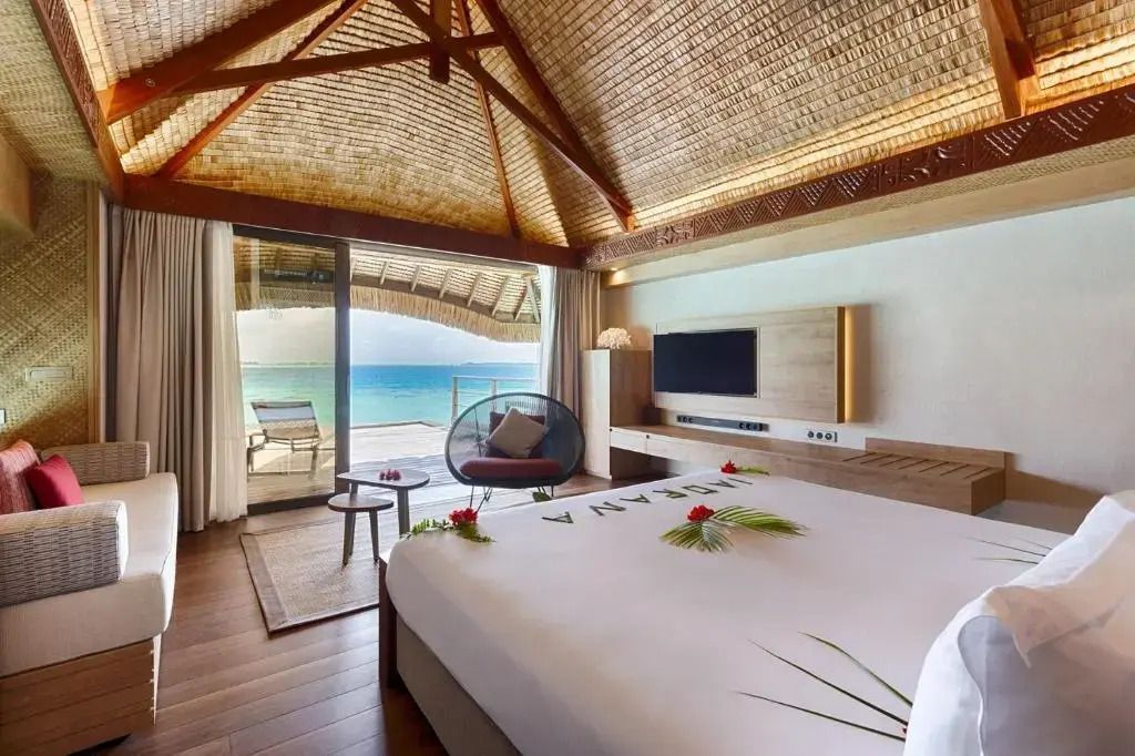 Schlafzimmer mit modernem Interieur und Zugang zur Terrasse mit Meerblick