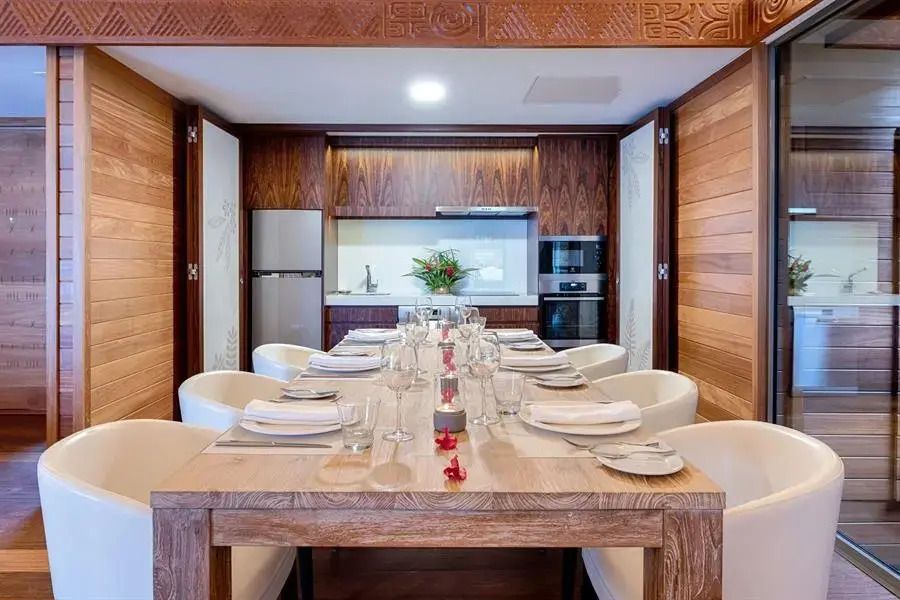 Essbereich mit elegant gedecktem Tisch und moderner Holzausstattung.