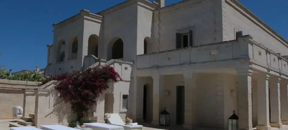 Mediterrane Villa mit beeindruckender Architektur und Bougainvillea