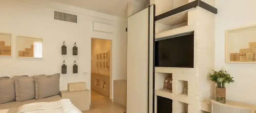 Helles und modernes Hotelzimmer mit dezenter Kunst.