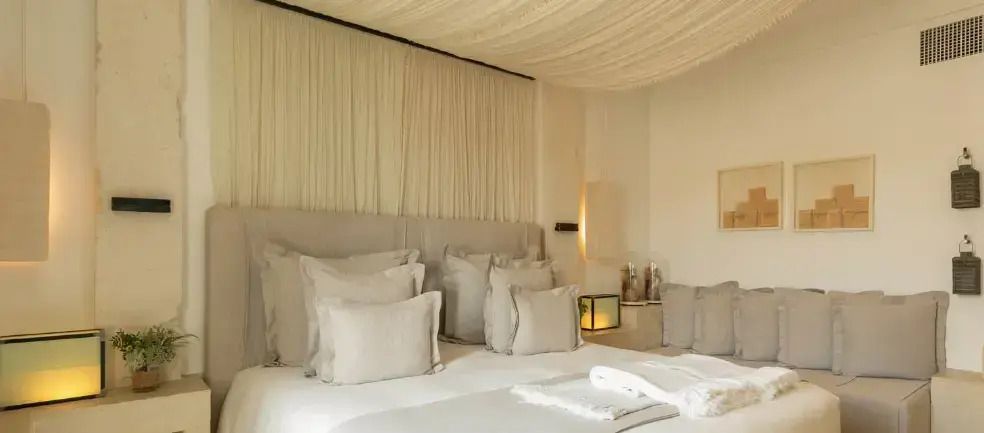Luxuriöses Schlafzimmer mit geschmackvoll arrangierten Kissen.