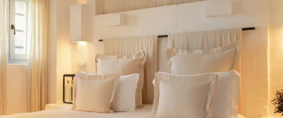 Detailaufnahme elegantes Doppelbett mit beigen Kissen in Borgo Egnazia