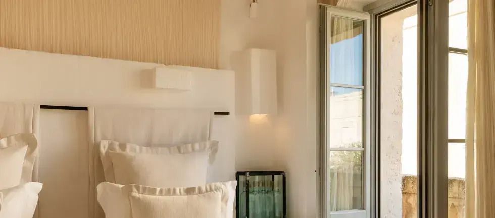 Helles Schlafzimmer mit eleganten weißen Bettwäsche und natürlichem Licht