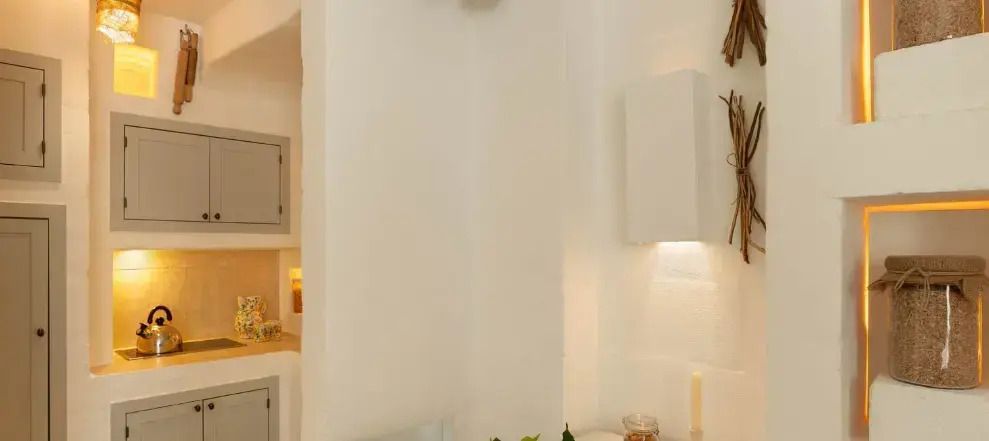 Minimalistische Ecke mit dezenter Beleuchtung und Dekoration