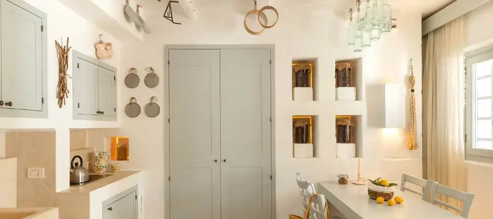 Moderne Zimmereinrichtung mit hellen Farben und dekorativen Details im Borgo Egnazia