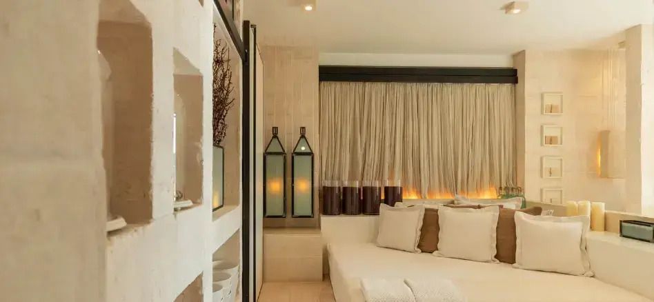 Gemütlicher Sitzbereich im Hotelzimmer mit eleganten Vorhängen und modernen Akzenten.