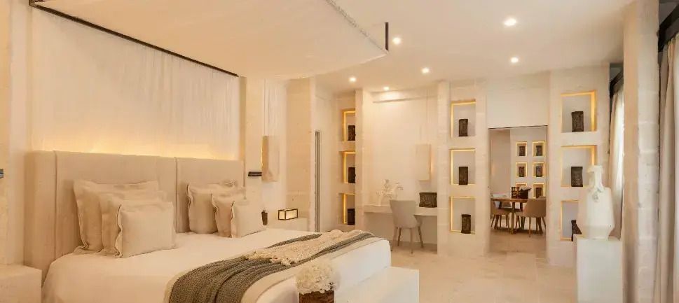 Luxuriöses Zimmer mit elegantem Bett und stilvoller Beleuchtung