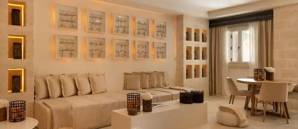 Schickes Wohnzimmer mit stilvollen Dekorationen und Sitzmöbeln