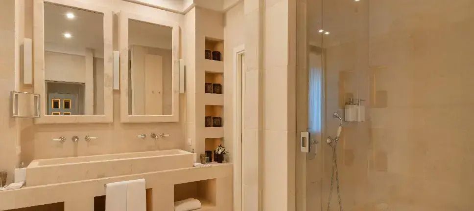 Luxuriöses Badezimmer mit elegantem Waschtisch und Duschbereich