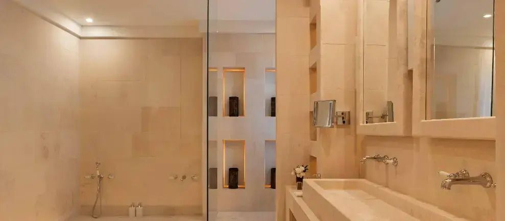 Elegantes Badezimmer mit modernen Akzenten und Beleuchtung