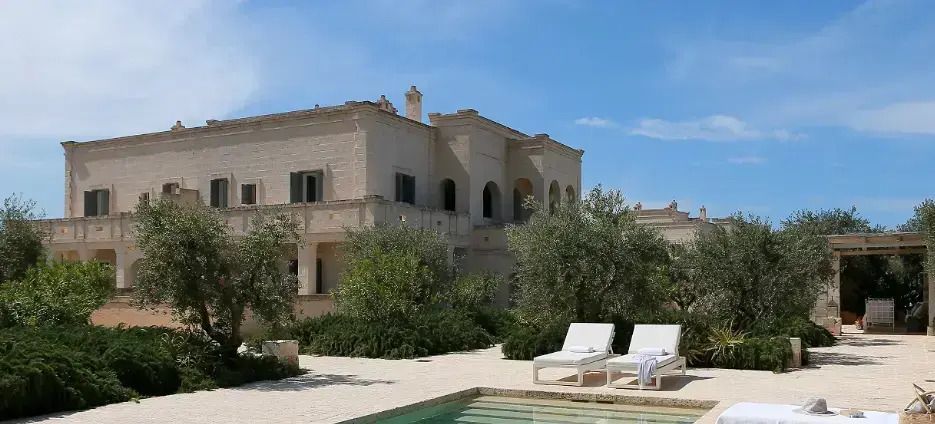 Luxuriöse Fassade von Borgo Egnazia mit Pool und Sonnenliegen