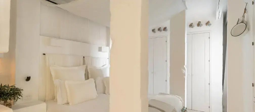 Helles Magnifica Il Borgo Doppelzimmer mit eleganter weißer Einrichtung und Doppelbett