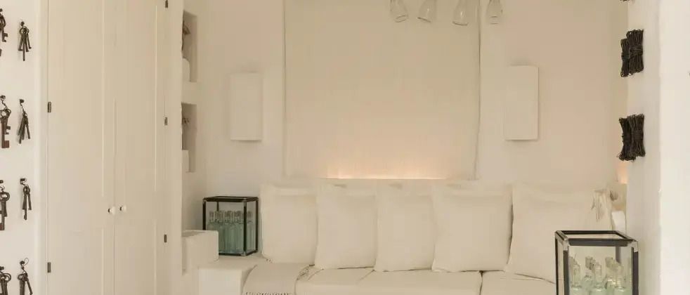 Gemütlicher Sitzbereich im Magnifica Il Borgo Zimmer mit weichen Kissen und dezentem Licht
