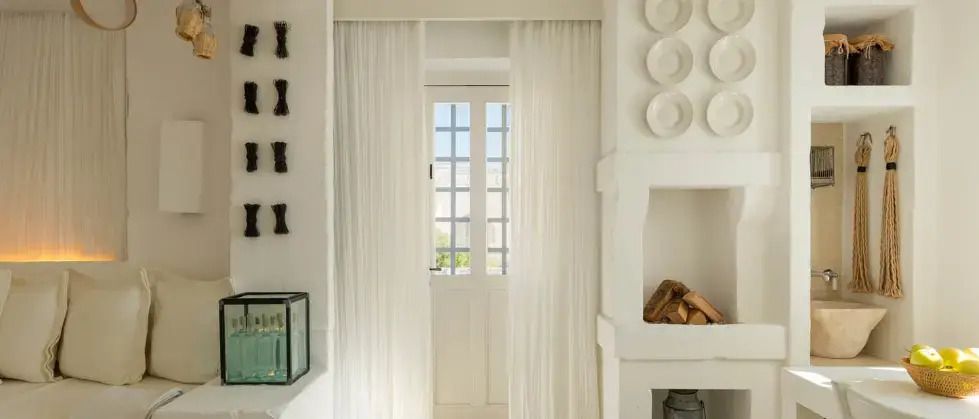 Heller Durchgang mit Vorhängen und dekorativen Elementen im Magnifica Il Borgo Zimmer
