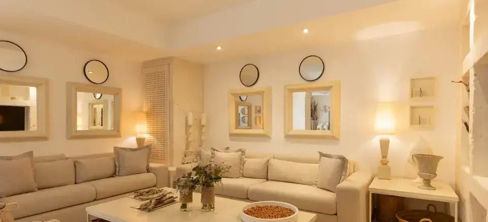 Elegantes Wohnzimmer mit beiger Sofa-Garnitur und stilvollen Dekorationen