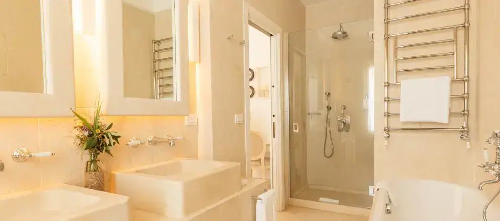 Modernes Badezimmer mit Glasdusche und eleganter Beleuchtung