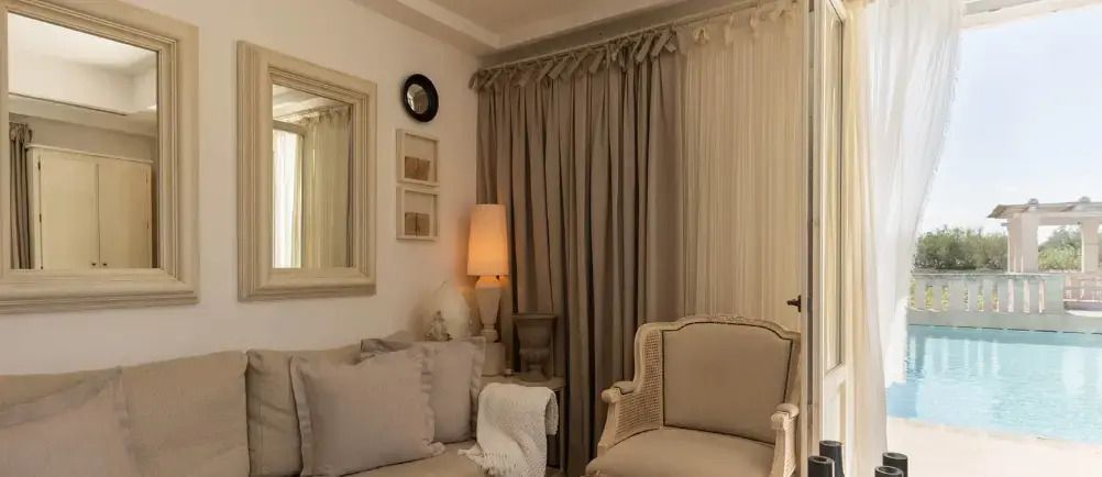 Gemütlicher Loungebereich mit eleganter Beleuchtung und Sitzmöbeln