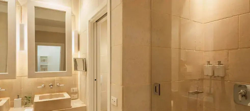 Badezimmerdetail mit hochwertigen Armaturen und eleganter Beleuchtung