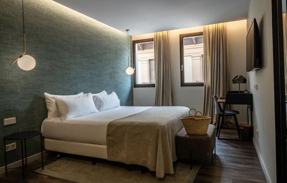 Stilvolles Doppelzimmer mit Fenster und behaglicher Beleuchtung.