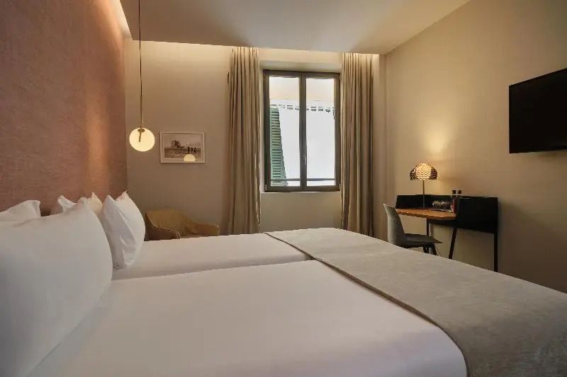 Gemütliches Zimmer mit doppeltem Komfort und schlichter Eleganz.